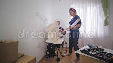 轮椅残疾人爱心人士选择年轻漂亮的妻子在维修期间换新墙纸